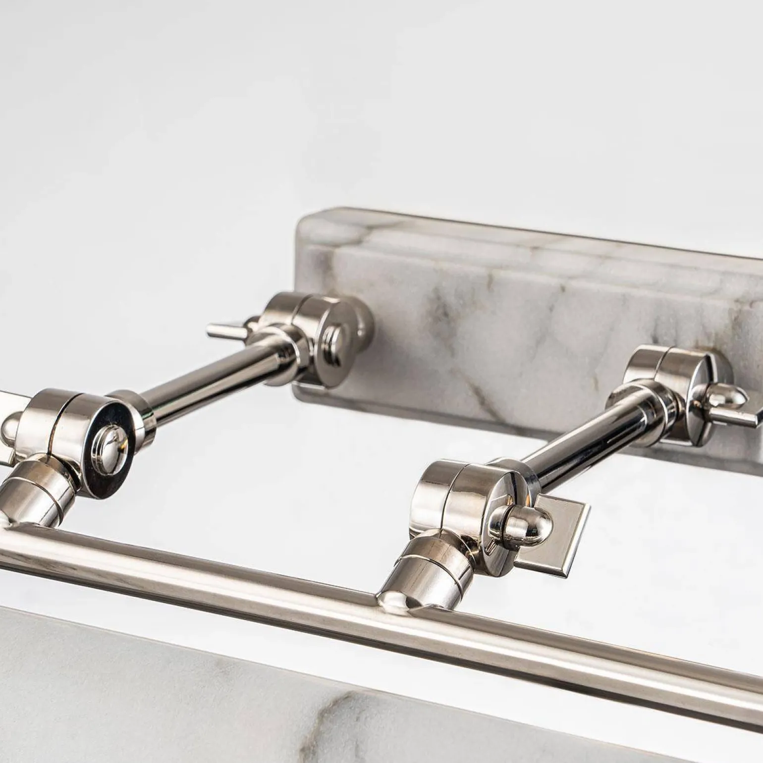 Duża obrazówka Winchfield - 4 źródła światła - Postarzany mosiądz & Biały marmur (WINCHFIELD-PLL-PN-WM) - Elstead Lighting