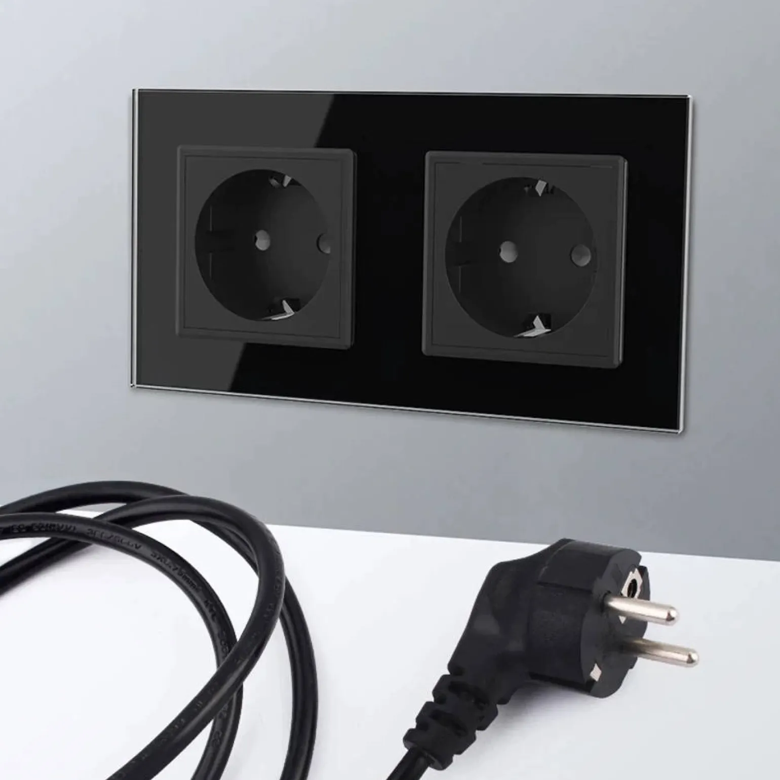 Gniazdo podwójne elektryczne 16A z czarnym panelem szklanym (VL-W02G-62) LIVOLO