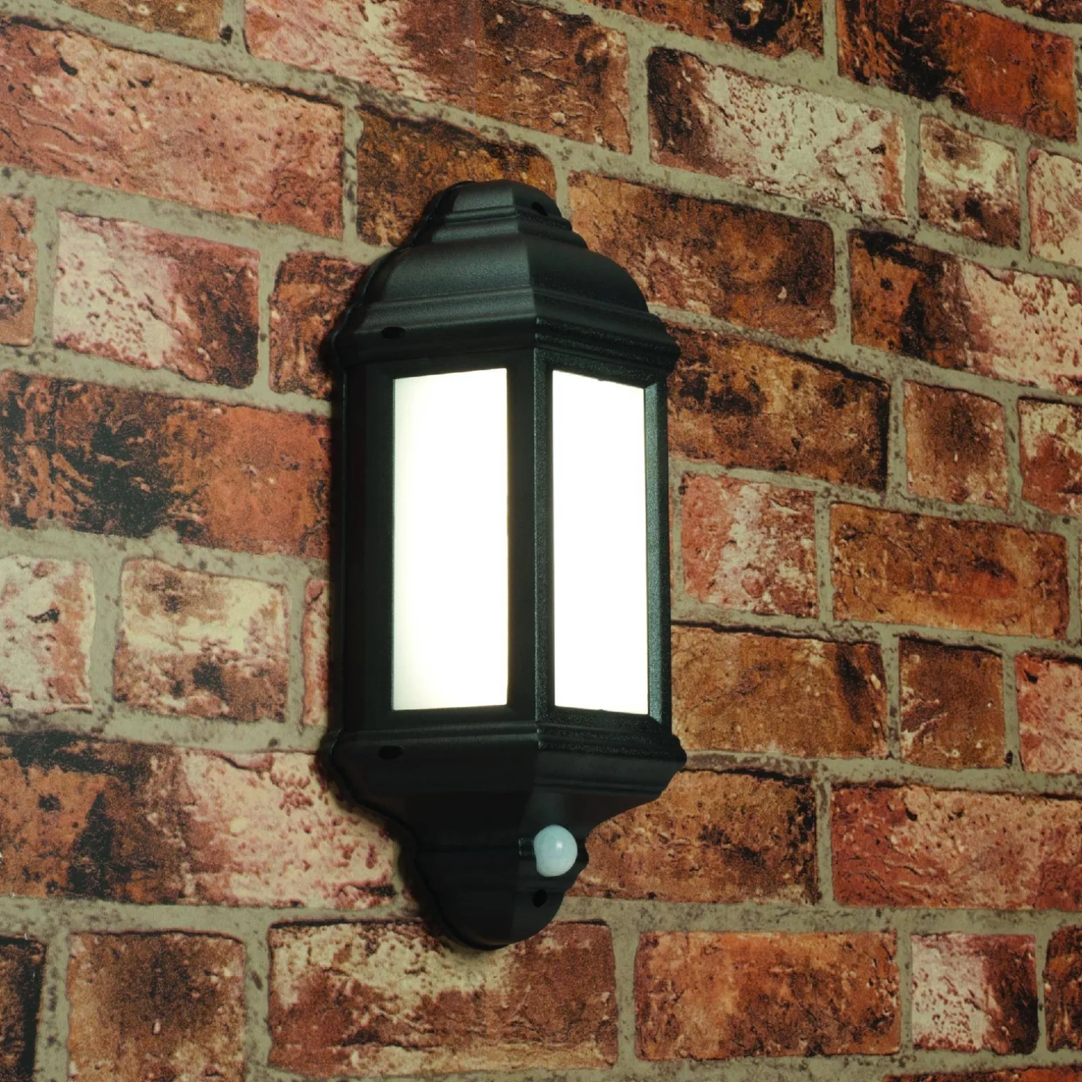 Kinkiet Halbury PIR 1lt wall IP44 7W (54553) - Saxby