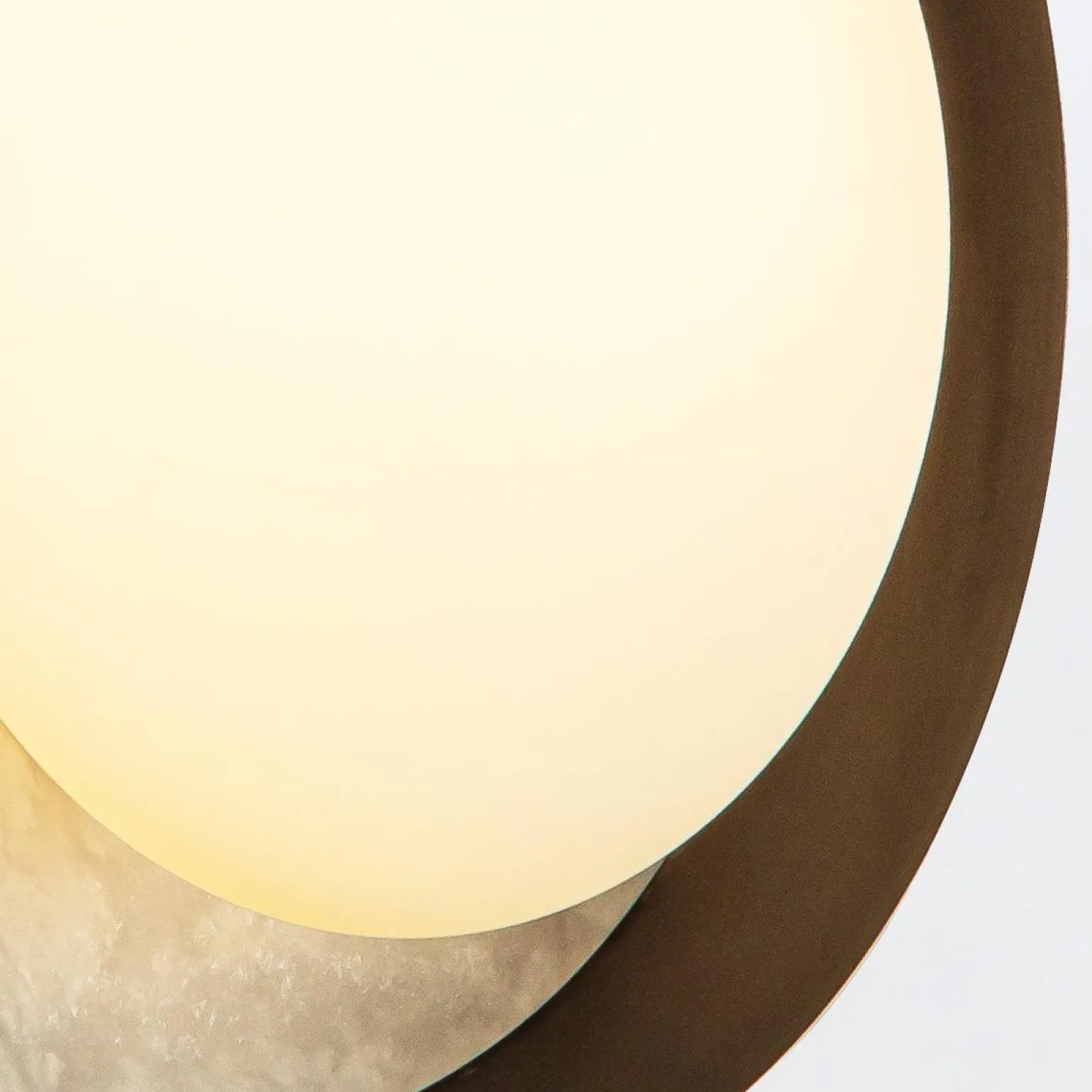 Okrągły alabastrowy kinkiet LED Alonso - Miejski brąz (QN-ALONSO2-UBZ-AR) - Quintiesse