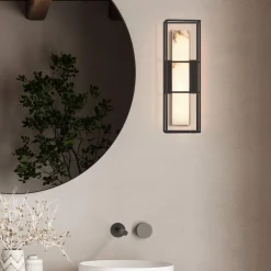 Średni kinkiet Blakley z alabastrowym kloszem Matowa czerń (QN-BLAKLEY-M-BK) - Quintiesse