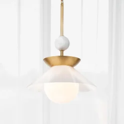 Średnia lampa wisząca Saucer - 1 źródło światła - Postarzany mosiądz (QN-SAUCER-1P-M-AB-OPAL) - Quintiesse