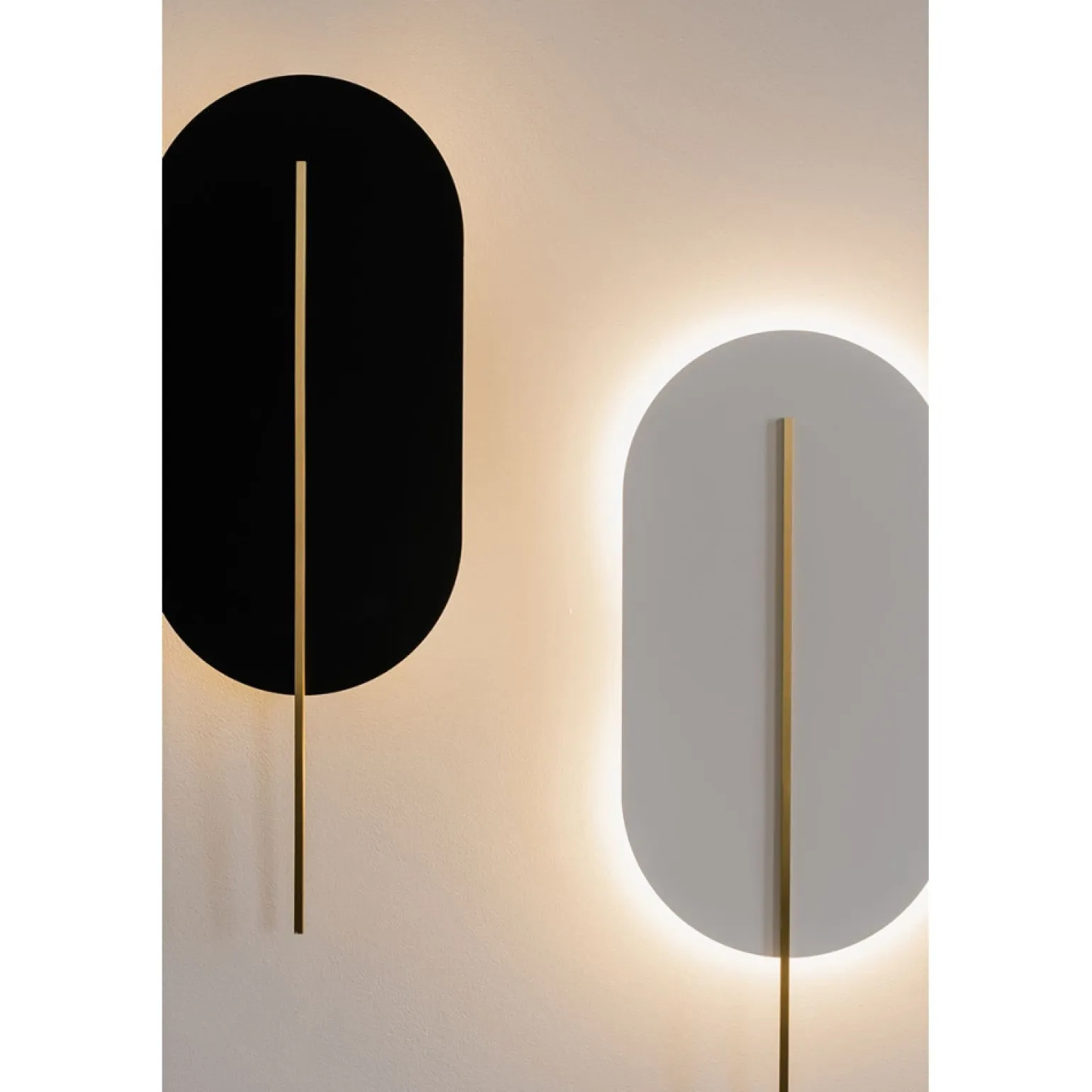 ROKKE czarna lampa ścienna / kinkiet z mosiężnym detalem (RKK22030) - Ummo