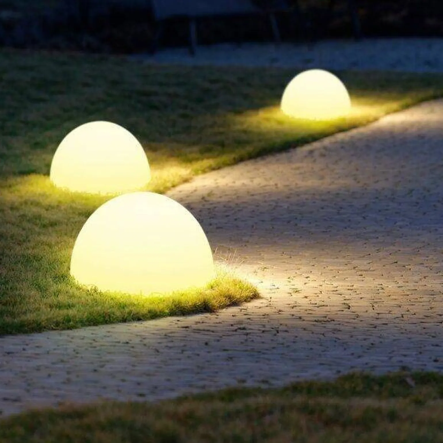 Wielokolorowa lampa ogrodowa półkula ATMOSPHERE RGBW 16 kolorów 50 cm (ES-B5025) - Step into Design